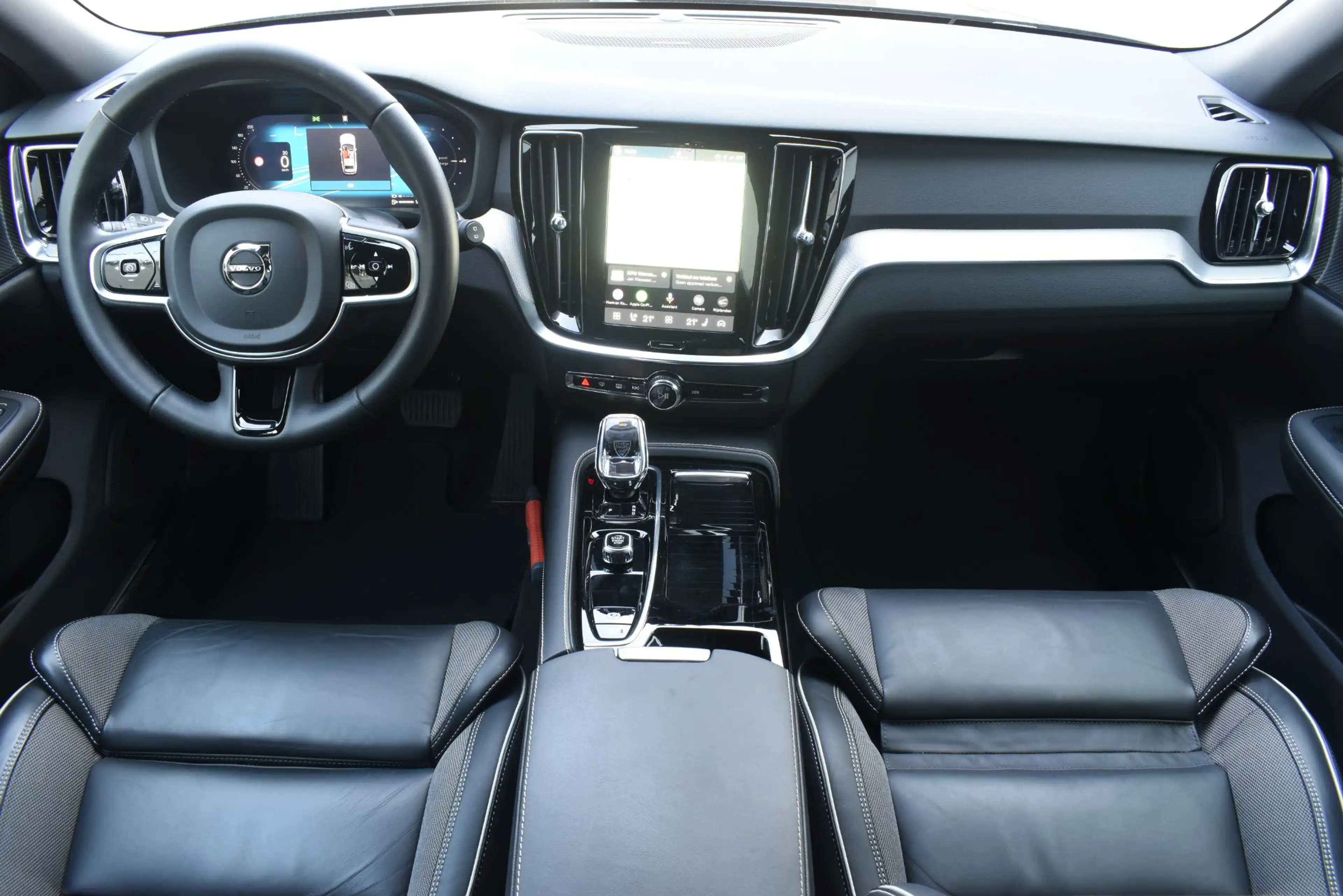 Volvo V60 T6 350PK Plug-in hybrid AWD Plus Dark / Adaptive C — photo 3