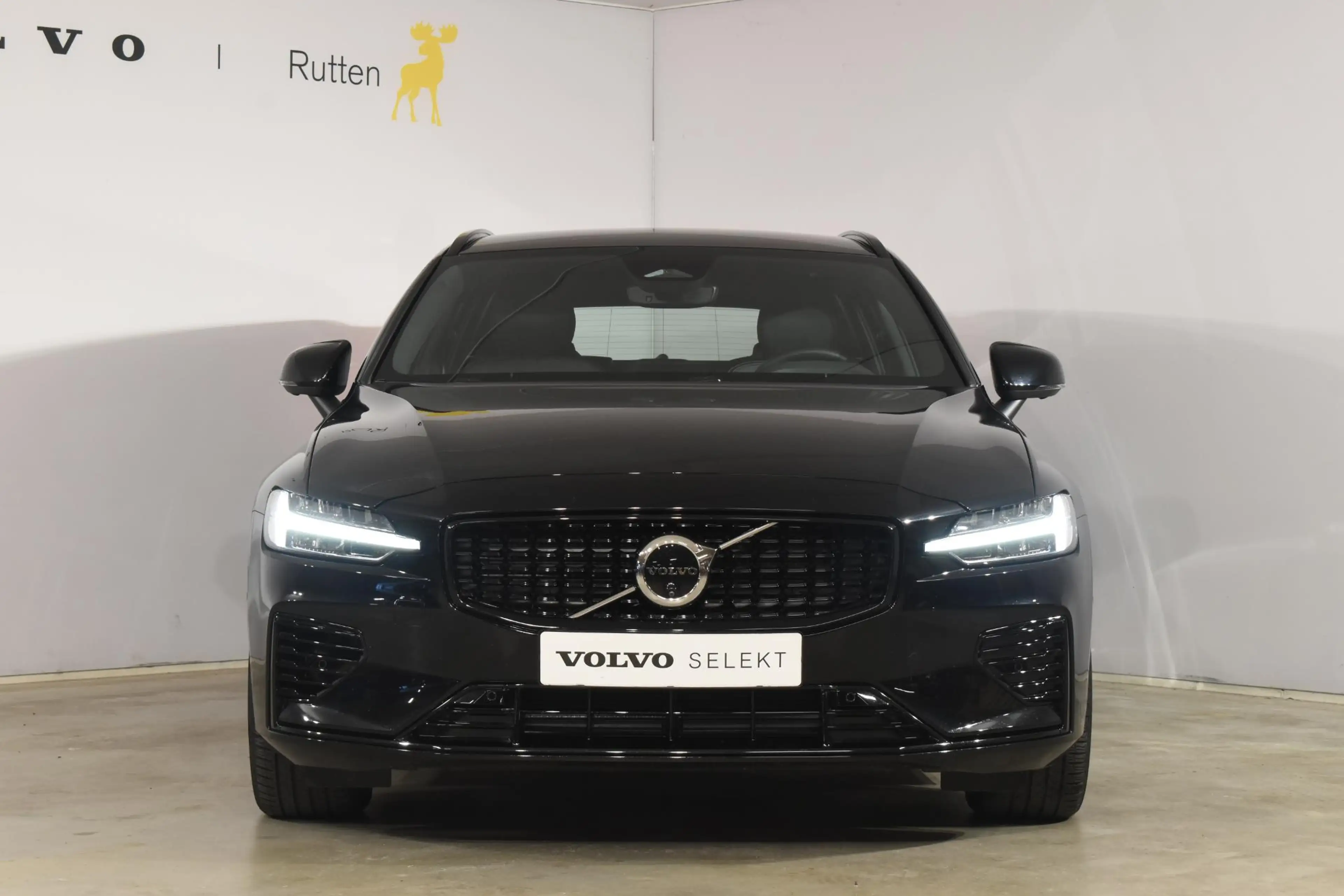 Volvo V60 T6 350PK Plug-in hybrid AWD Plus Dark / Adaptive C — photo 12