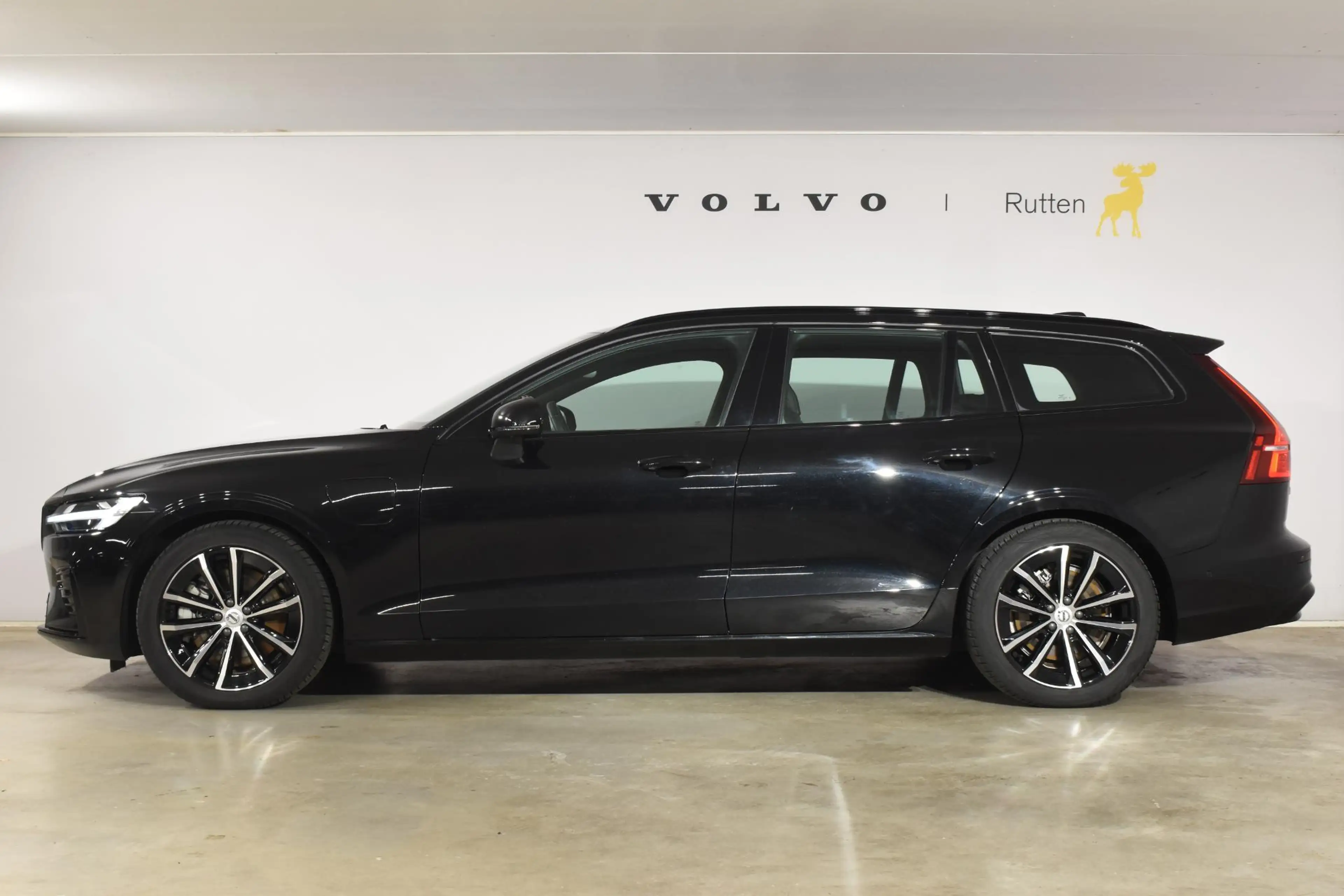 Volvo V60 T6 350PK Plug-in hybrid AWD Plus Dark / Adaptive C — photo 10