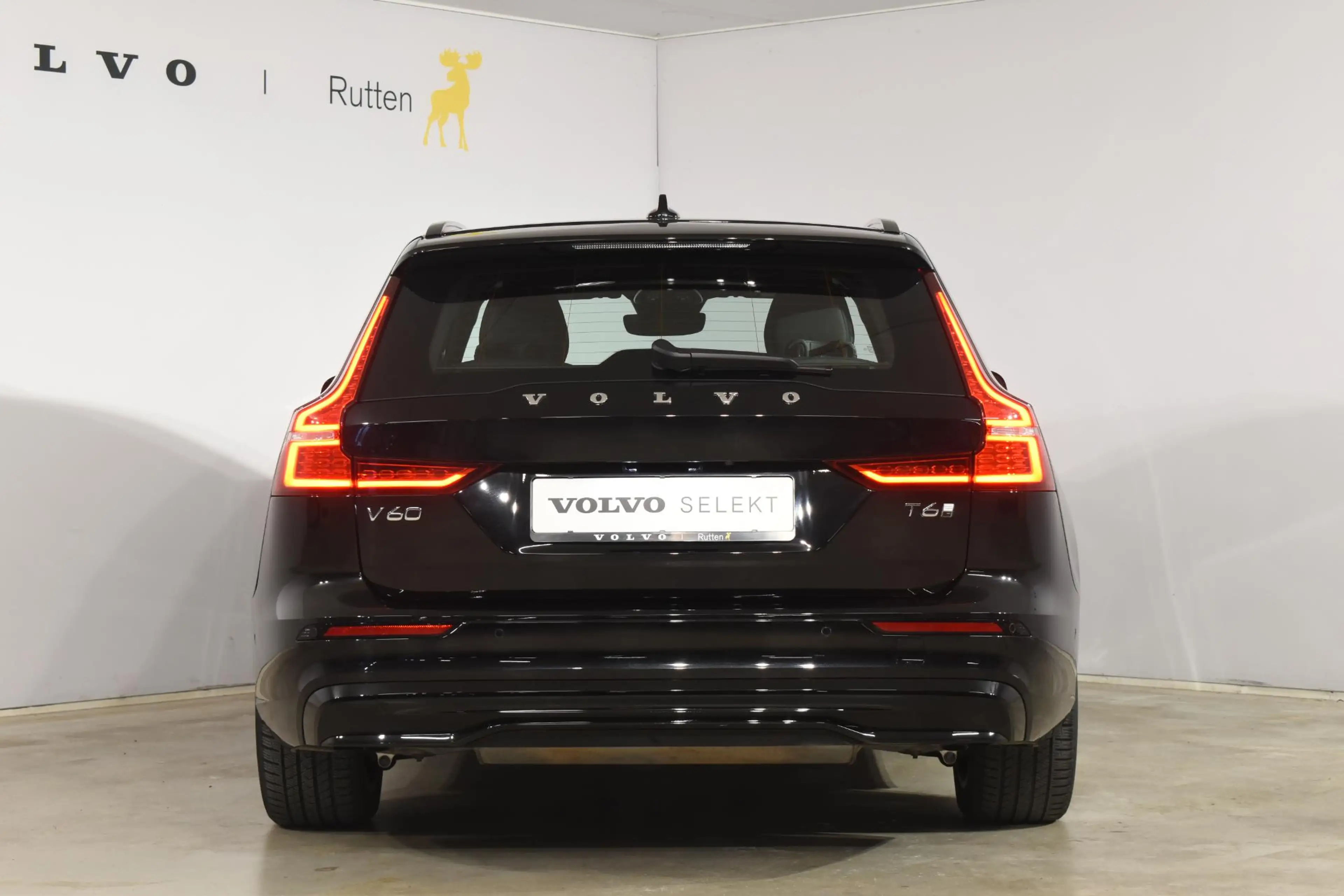 Volvo V60 T6 350PK Plug-in hybrid AWD Plus Dark / Adaptive C — photo 13
