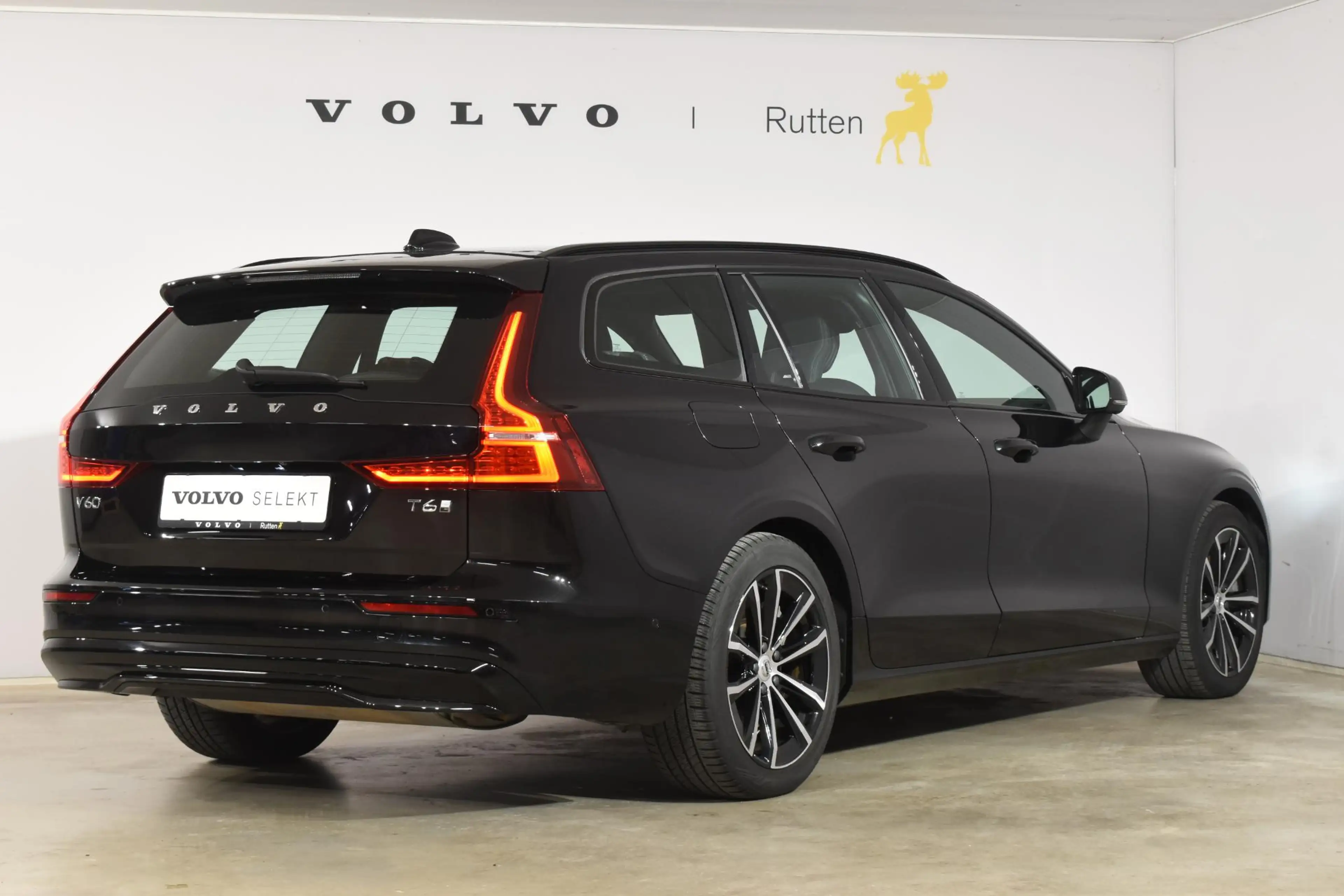 Volvo V60 T6 350PK Plug-in hybrid AWD Plus Dark / Adaptive C — photo 5