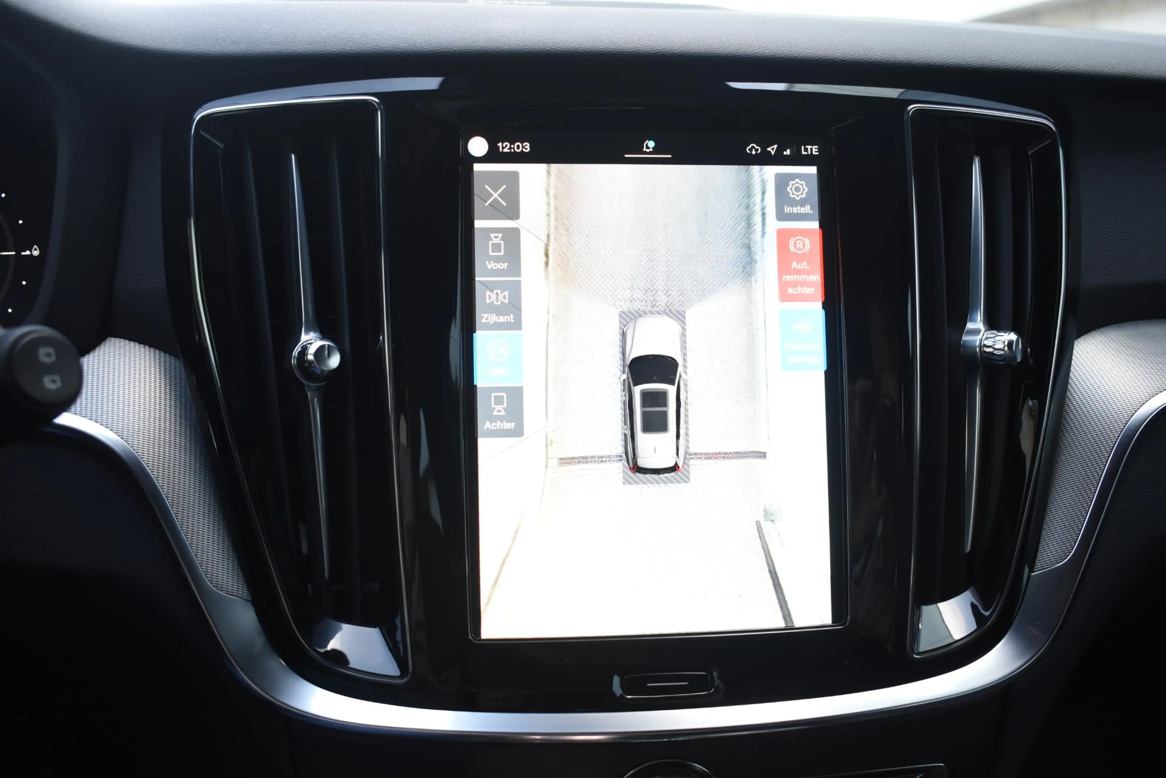Volvo V60 T6 350PK Plug-in hybrid AWD Plus Dark / Adaptive C — photo 4