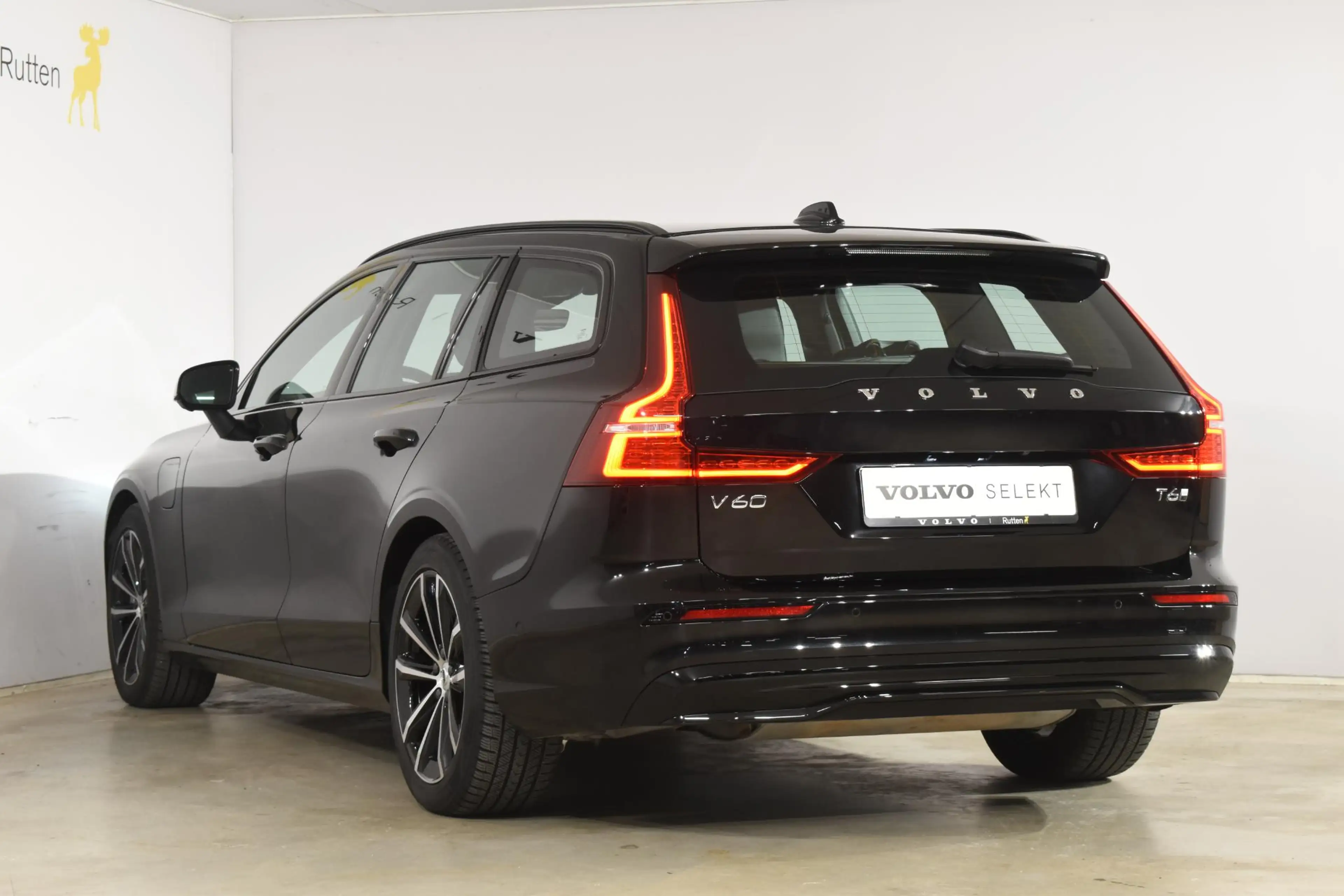 Volvo V60 T6 350PK Plug-in hybrid AWD Plus Dark / Adaptive C — photo 6