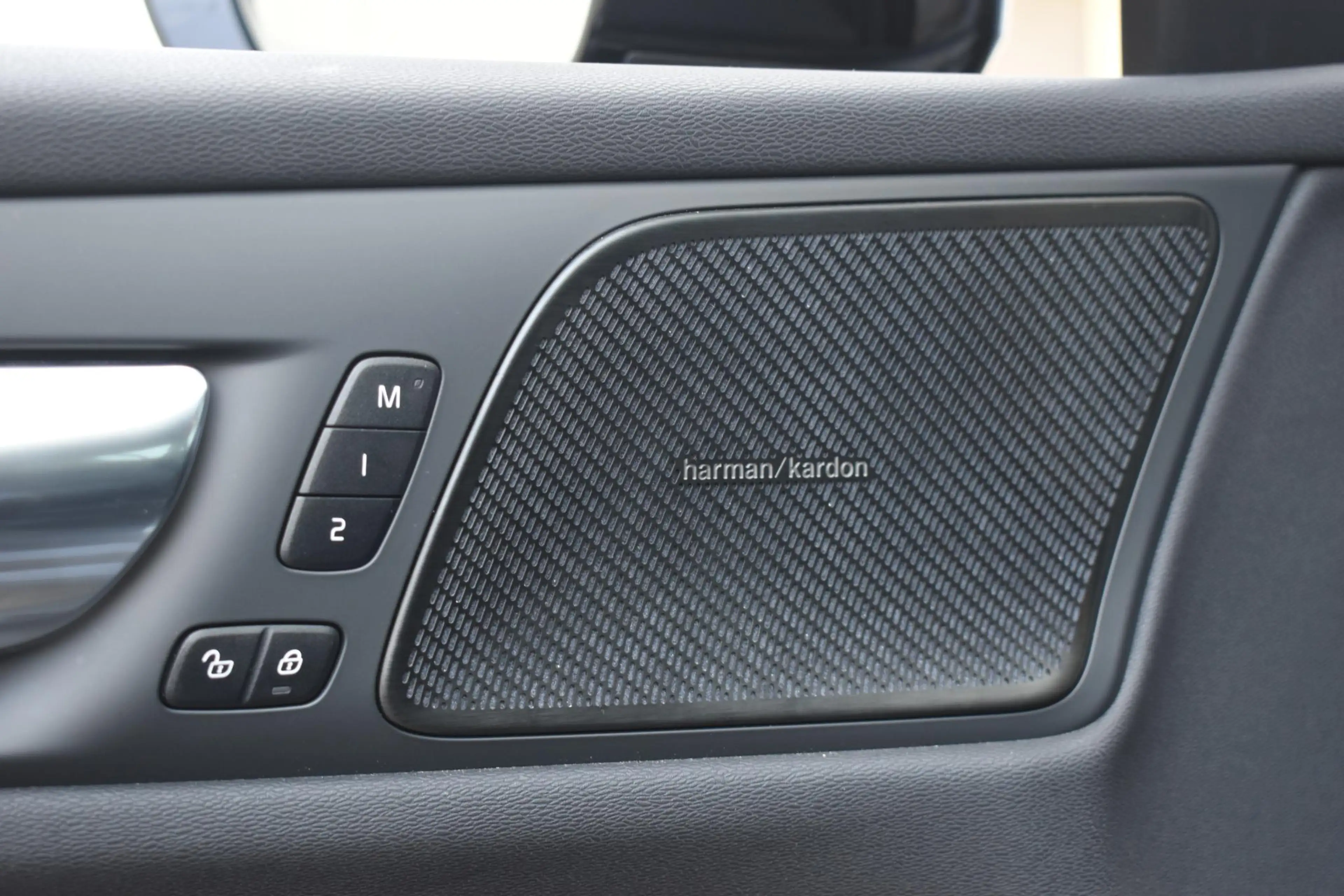 Volvo V60 T6 350PK Plug-in hybrid AWD Plus Dark / Adaptive C — photo 11