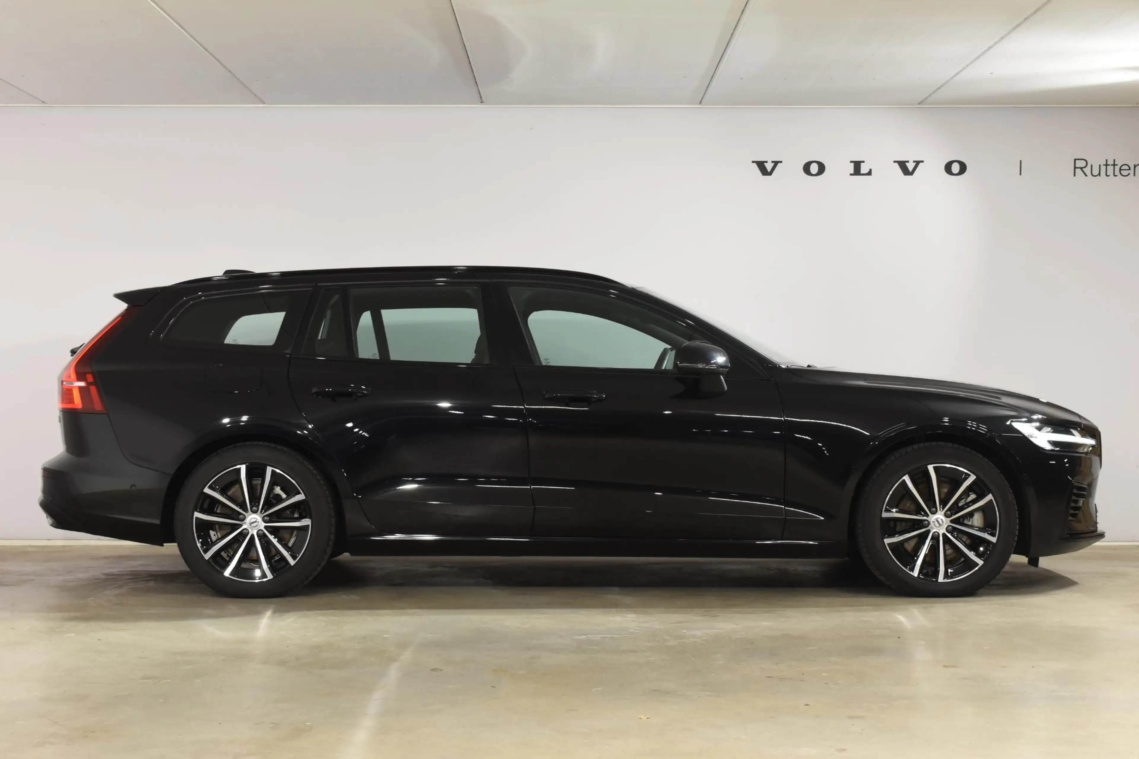 Volvo V60 T6 350PK Plug-in hybrid AWD Plus Dark / Adaptive C — photo 9