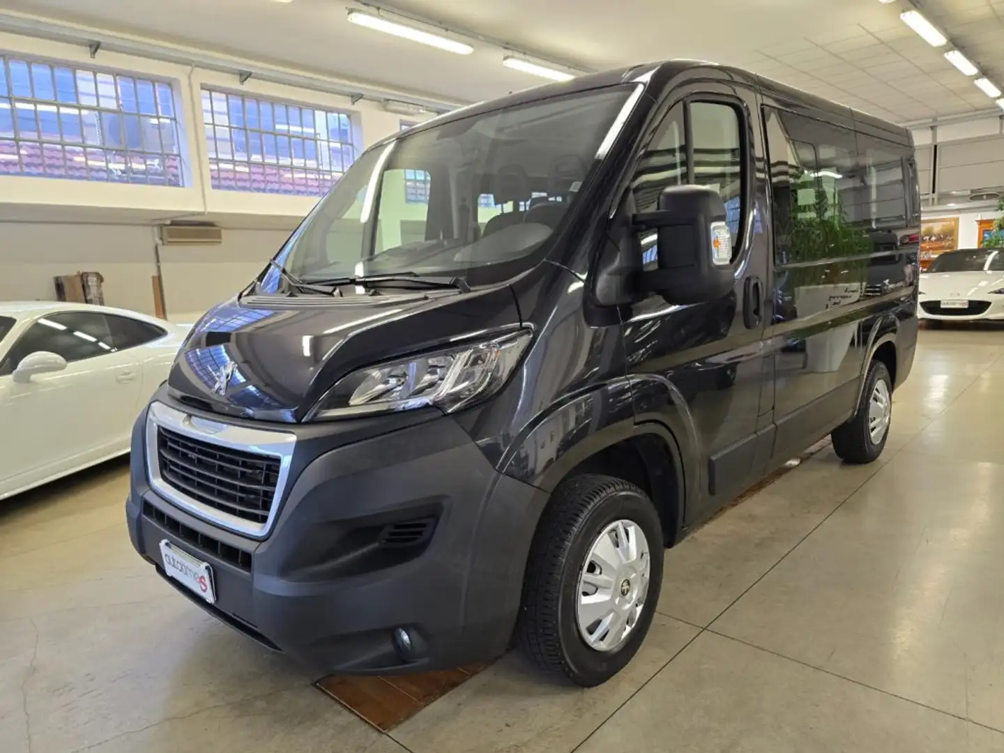 Peugeot Boxer 330 BlueHDi 120 S&S PC-TN Combi Comfort 9P Noir - 1