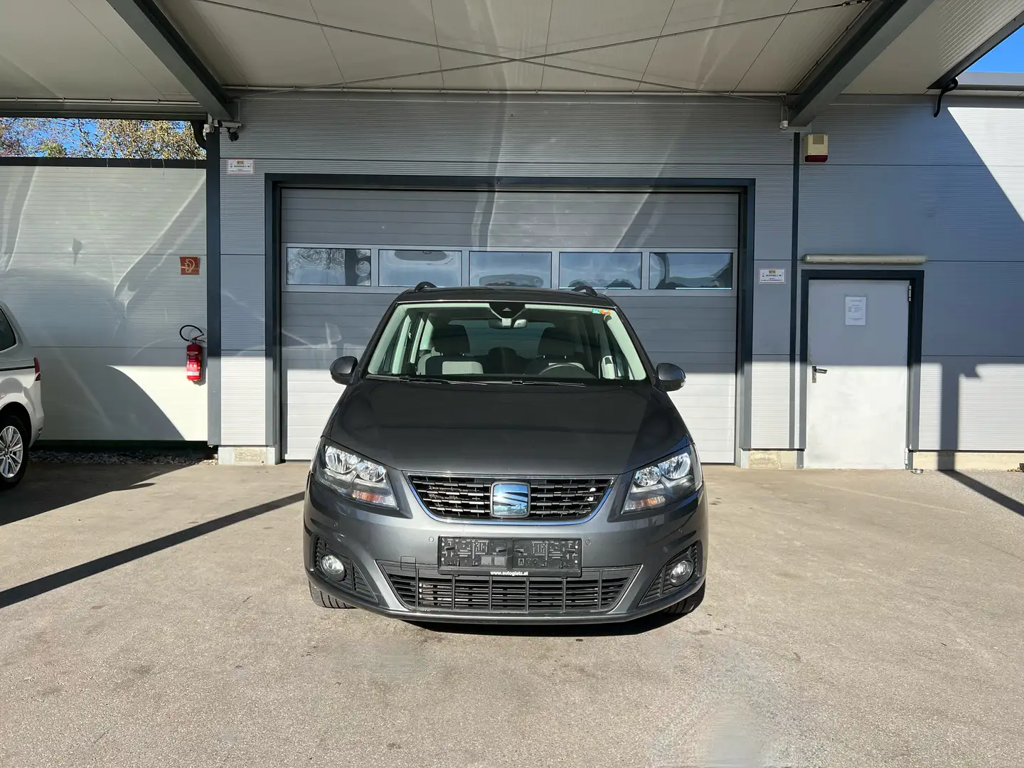 SEAT Alhambra Business 2,0 TDI LANE ASSIST/PARKTR./FRONTASSIST Grau - 1