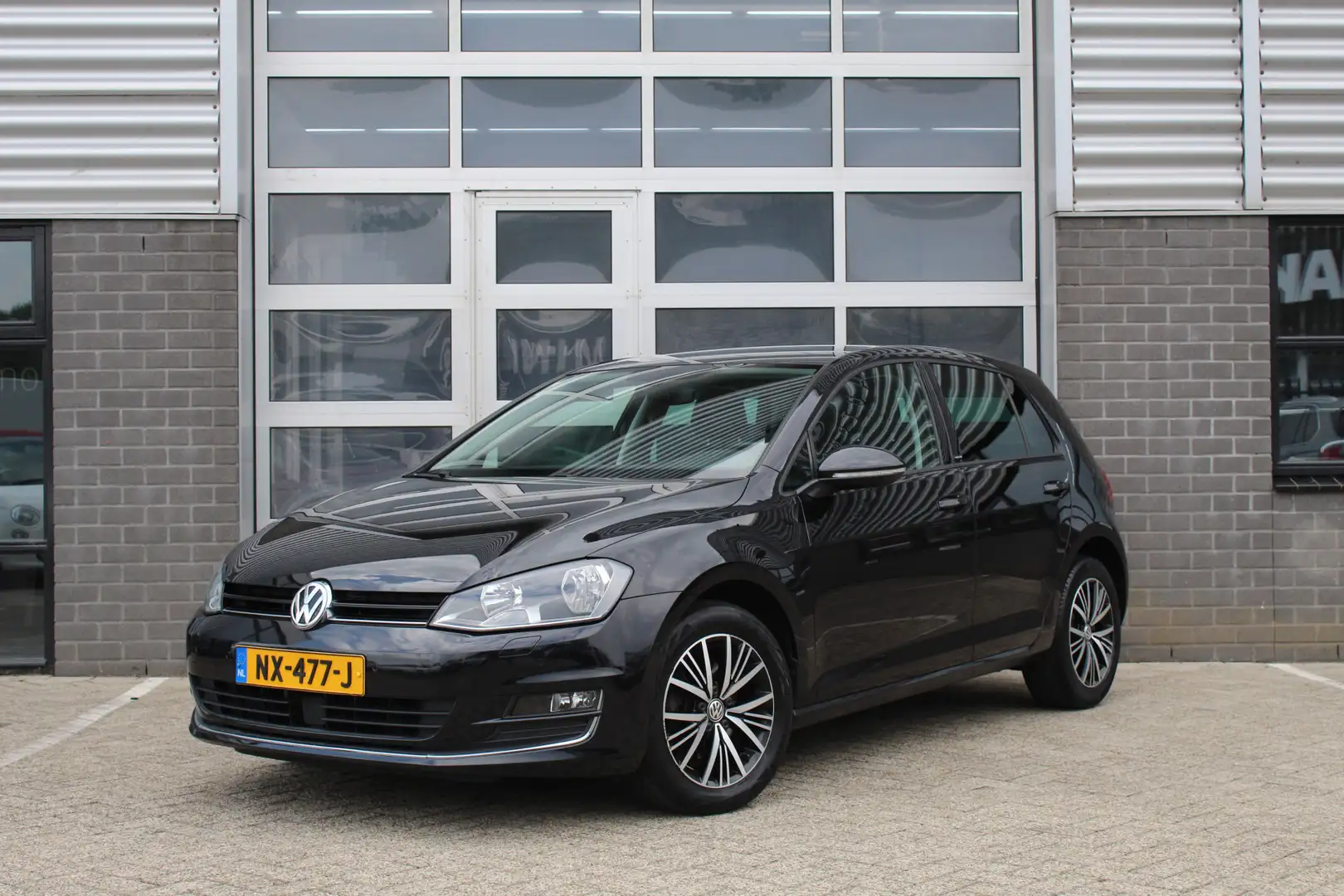 omringen motief ze Volkswagen Golf Hatchback in Zwart gebruikt in ALKMAAR voor € 14.950,-
