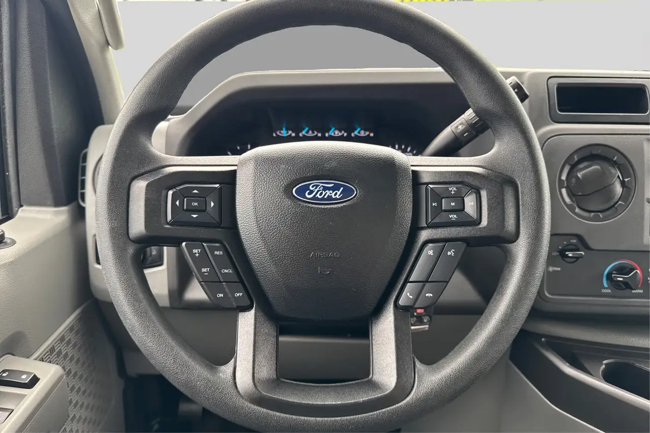 Ford E-Series Cutaway снимка Ford E-Series Cutaway