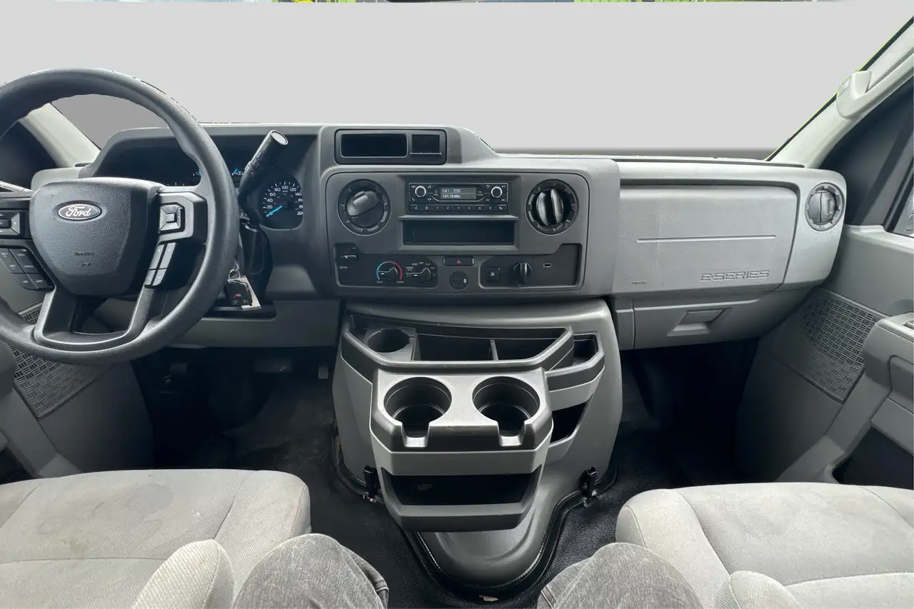 Ford E-Series Cutaway снимка Ford E-Series Cutaway