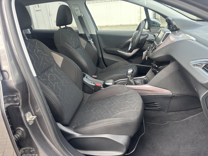 Peugeot 2008 1.2 PureTech Style Navi Climate Panorama — photo 2