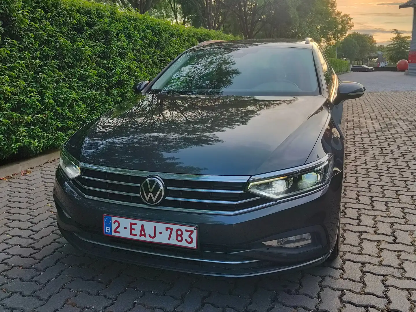 Volkswagen Passat Variant 2.0 TDI SCR DSG Edition Business Grijs - 1