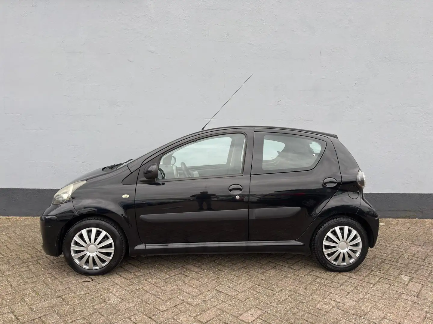 Toyota Aygo 1.0-12V Comfort 5-Deurs - Airco Zwart - 2