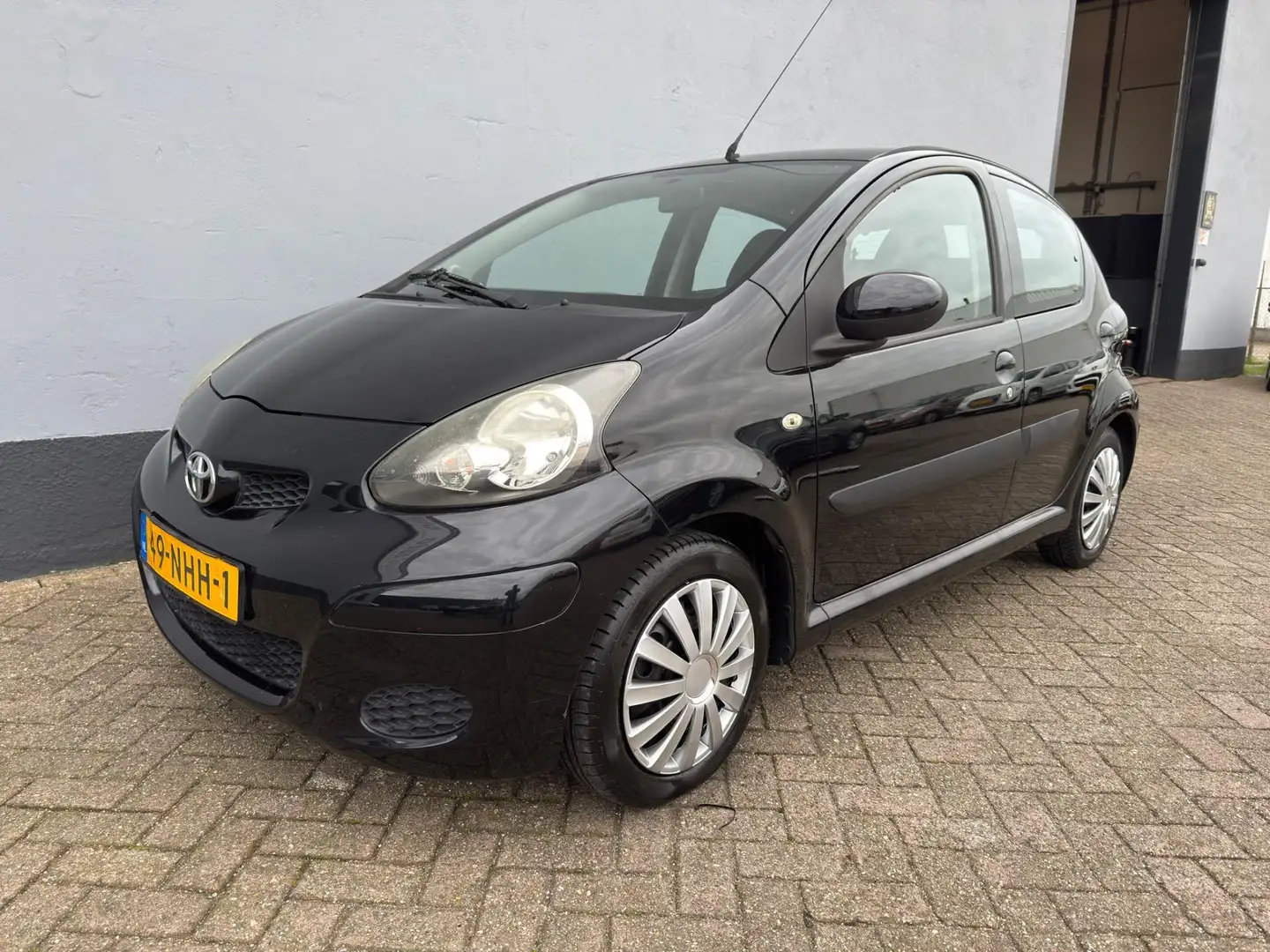 Toyota Aygo 1.0-12V Comfort 5-Deurs - Airco Zwart - 1