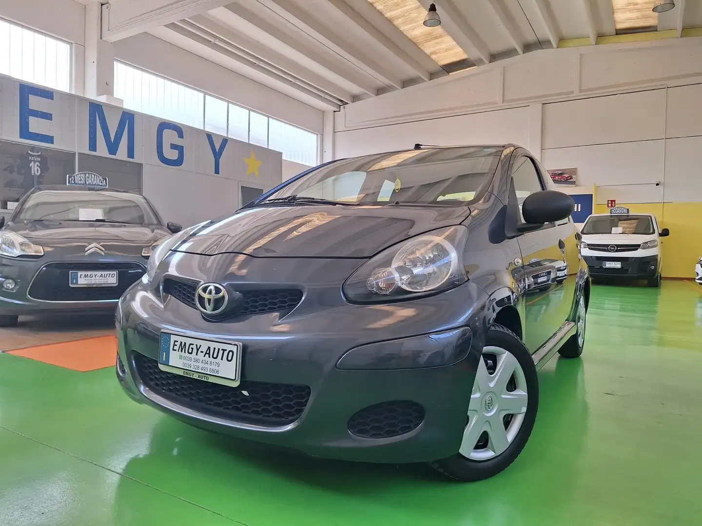 Toyota Aygo 1.0 12V VVT-i 5 porte Sol Grijs - 1
