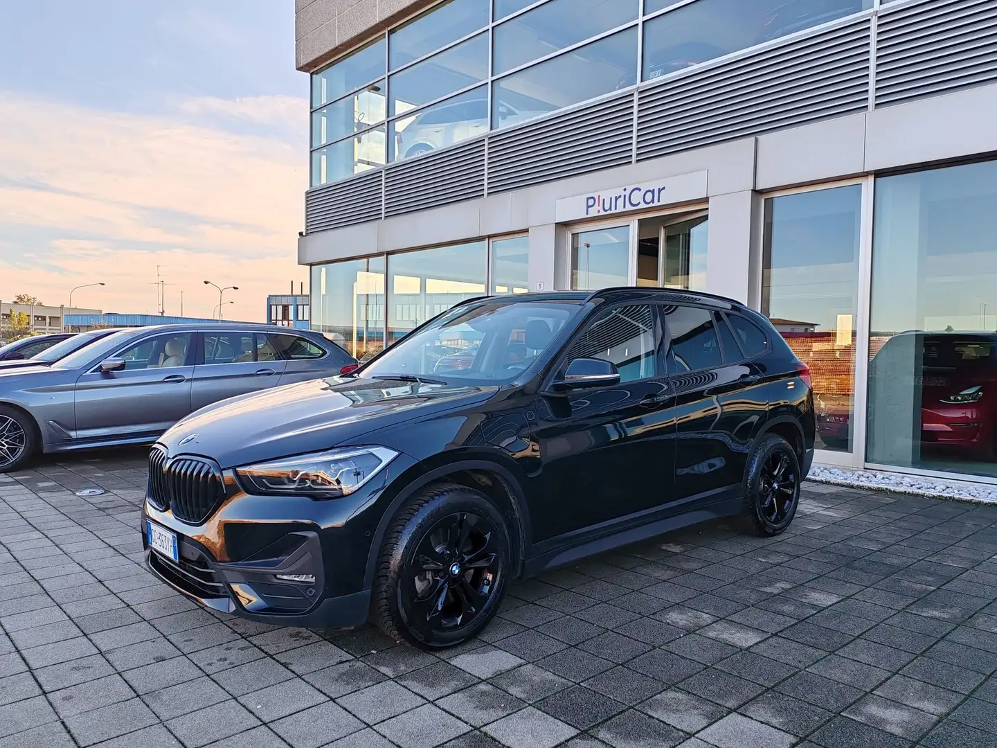 BMW X1 xDrive25e PHEV 220cv Fari LED Sensori Black Pack Nero - 1
