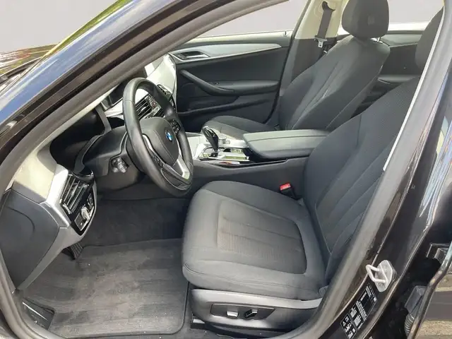 BMW 5 Series view 11