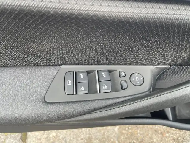 BMW 5 Series view 9