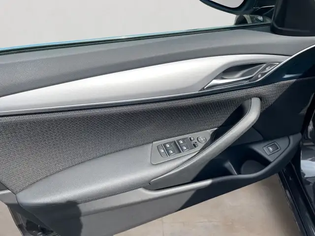 BMW 5 Series view 8
