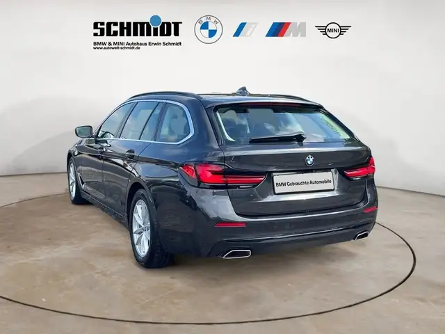 BMW 5 Series view 4