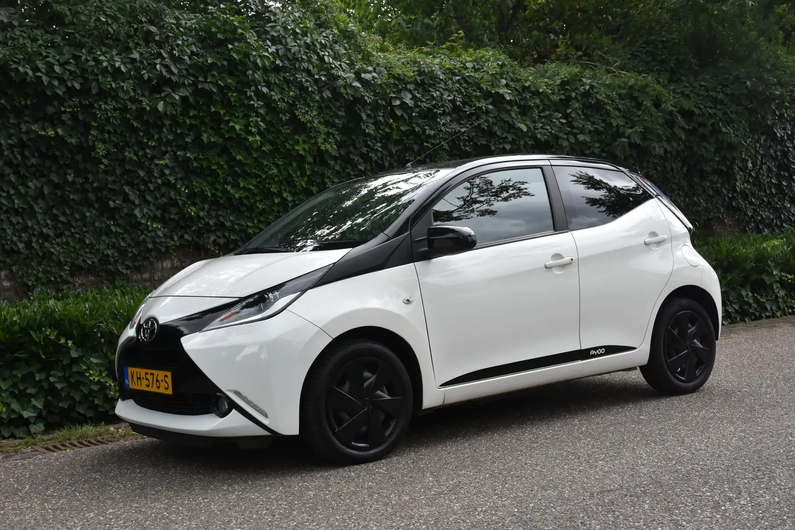 Toyota Aygo 1.0 VVT-i x-play | NAVI | CRUISE | CAMERA | VERKOC Wit - 2