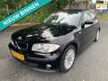 BMW 118 1-serie 118i ZEER NETTE AUTO RIJDT EN SCHAKELT TOP Zwart - thumbnail 1