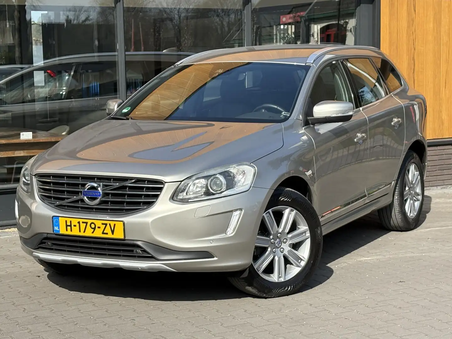 Volvo XC60 2.0 T5 Camera, Leer, Xenon, Trekhaak, Garantie Grau - 2