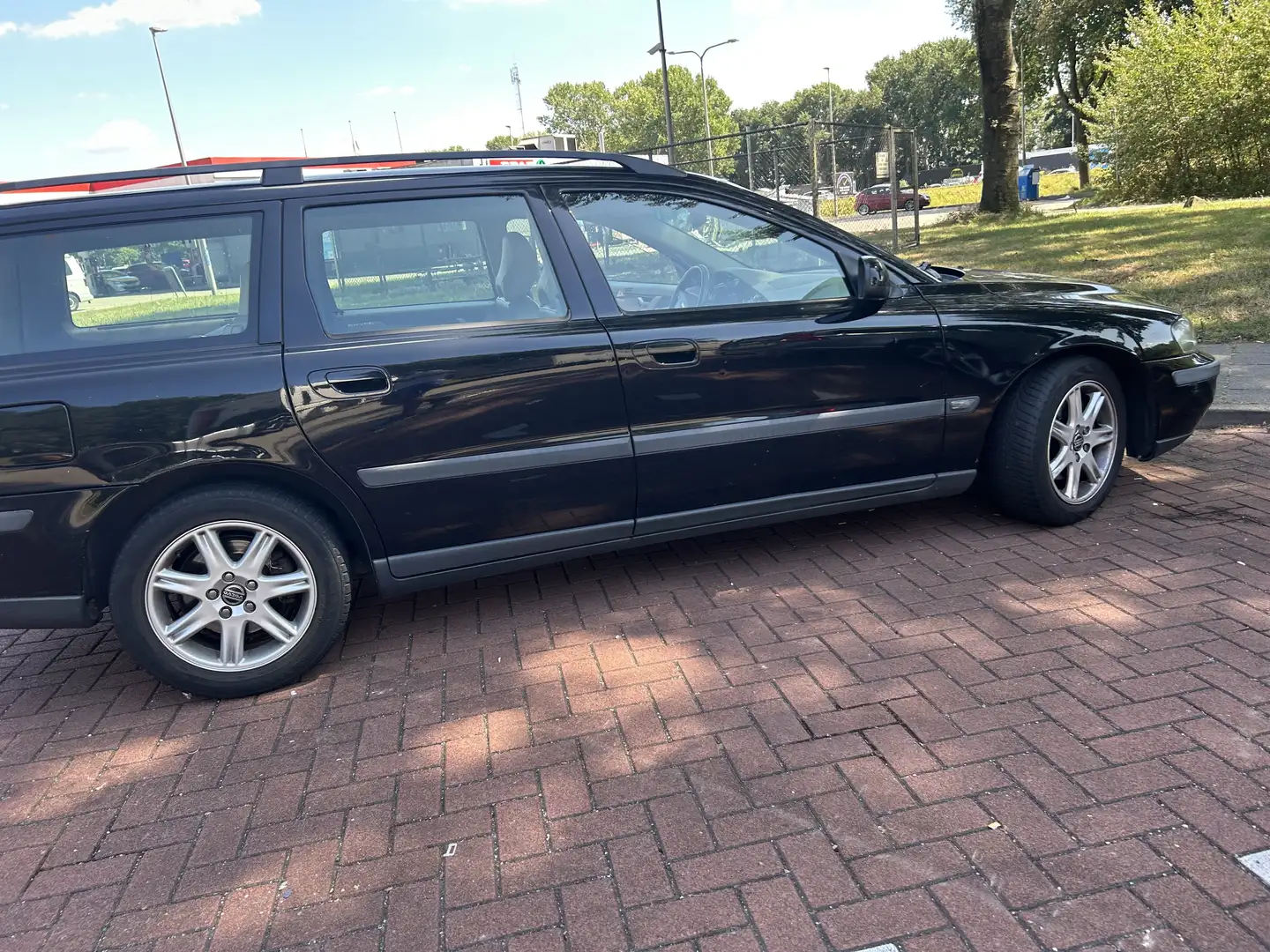 Volvo V70 2.4 D Comfort Line Zwart - 1