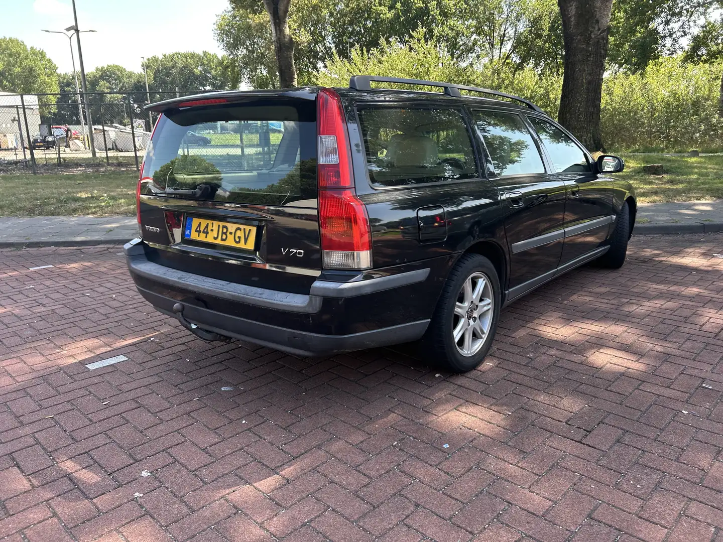 Volvo V70 2.4 D Comfort Line Zwart - 2