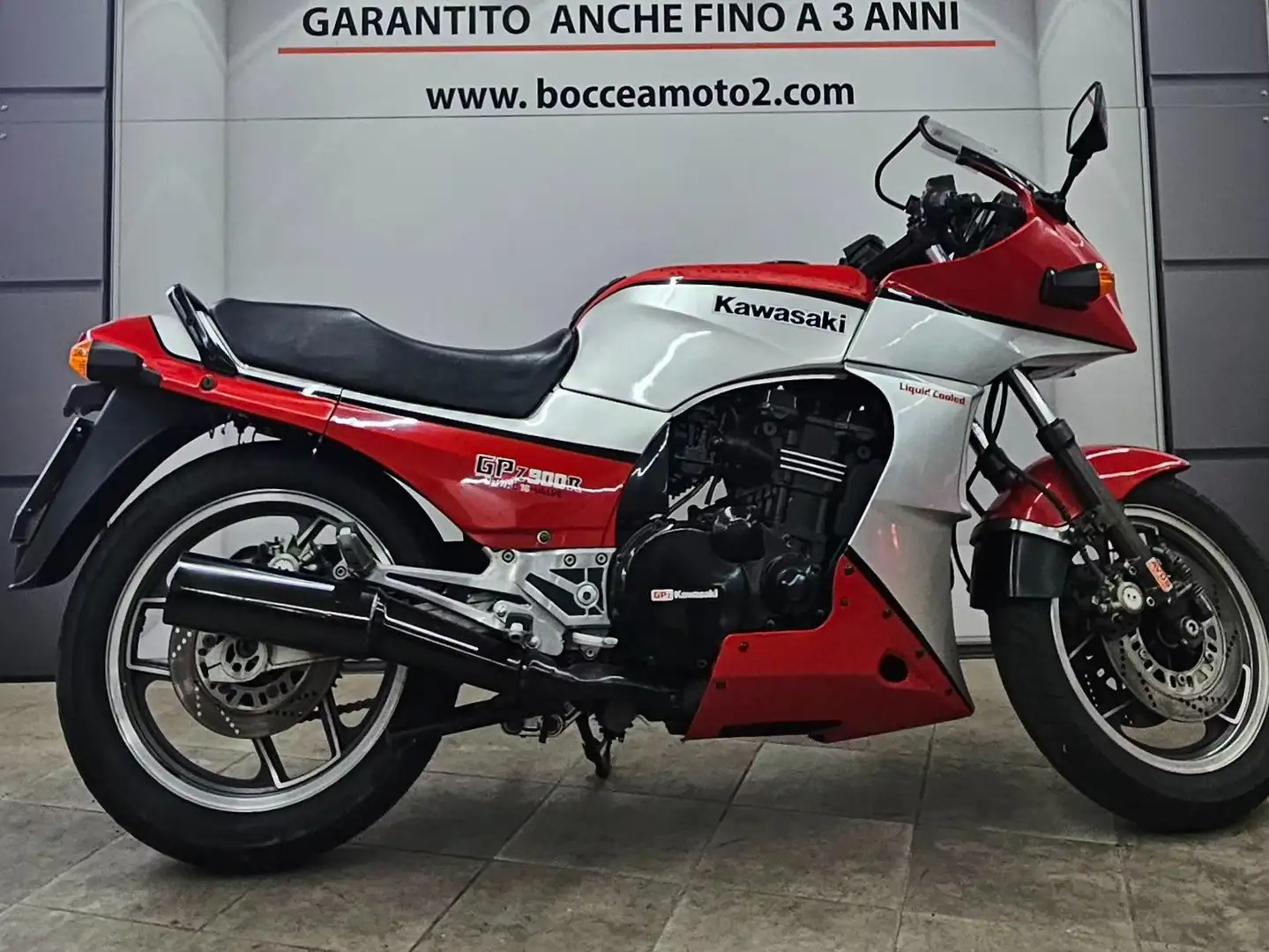 Kawasaki GPZ 900 R Gris - 1