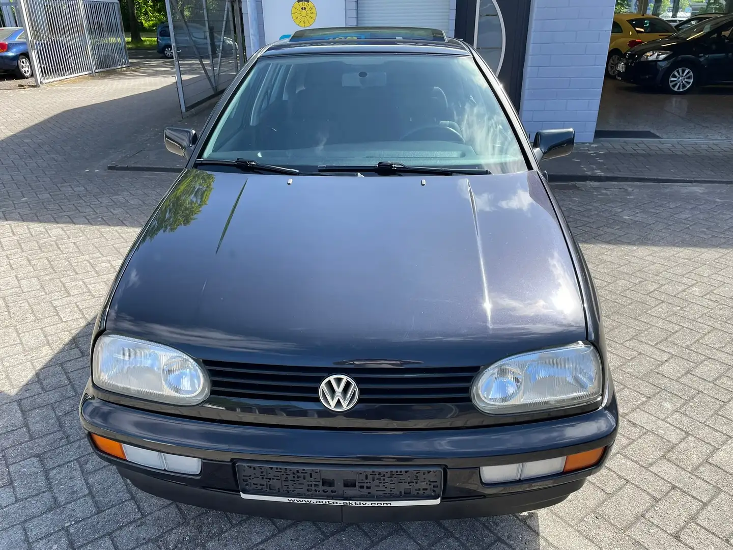 Volkswagen Golf 1.8 Automatik Avenue 1.1.26 30 Jahre H Kennzeichen Negro - 1