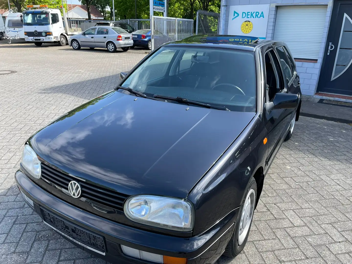 Volkswagen Golf 1.8 Automatik Avenue 1.1.26 30 Jahre H Kennzeichen Negro - 2