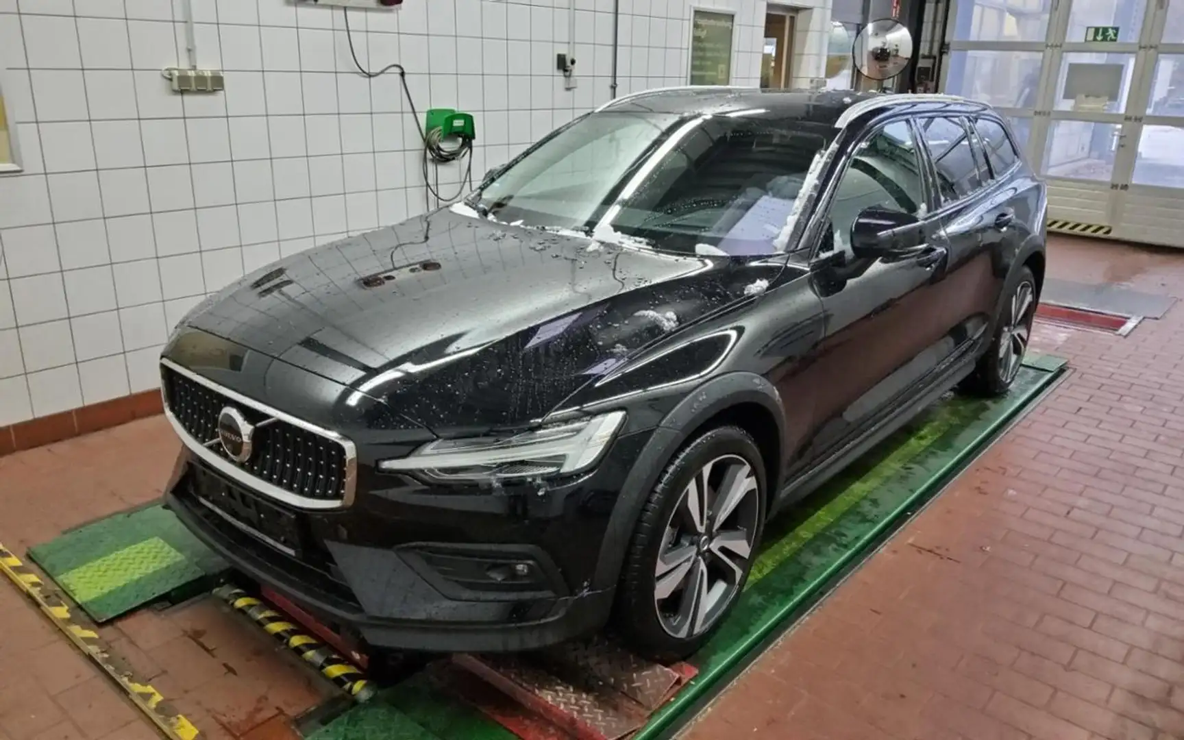 Volvo V60 Cross Country B4 (D) AWD  ULTIMATE 360°+PANO Schwarz - 2