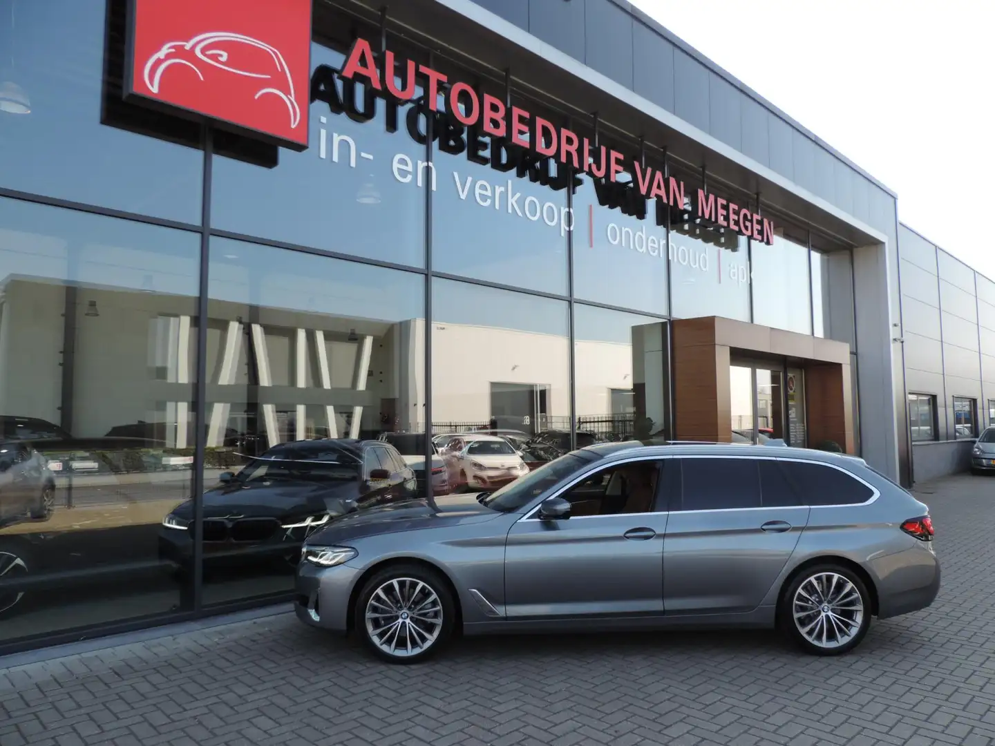 BMW 520 5-serie Touring 520i High Executive Edition | Harm Grijs - 2