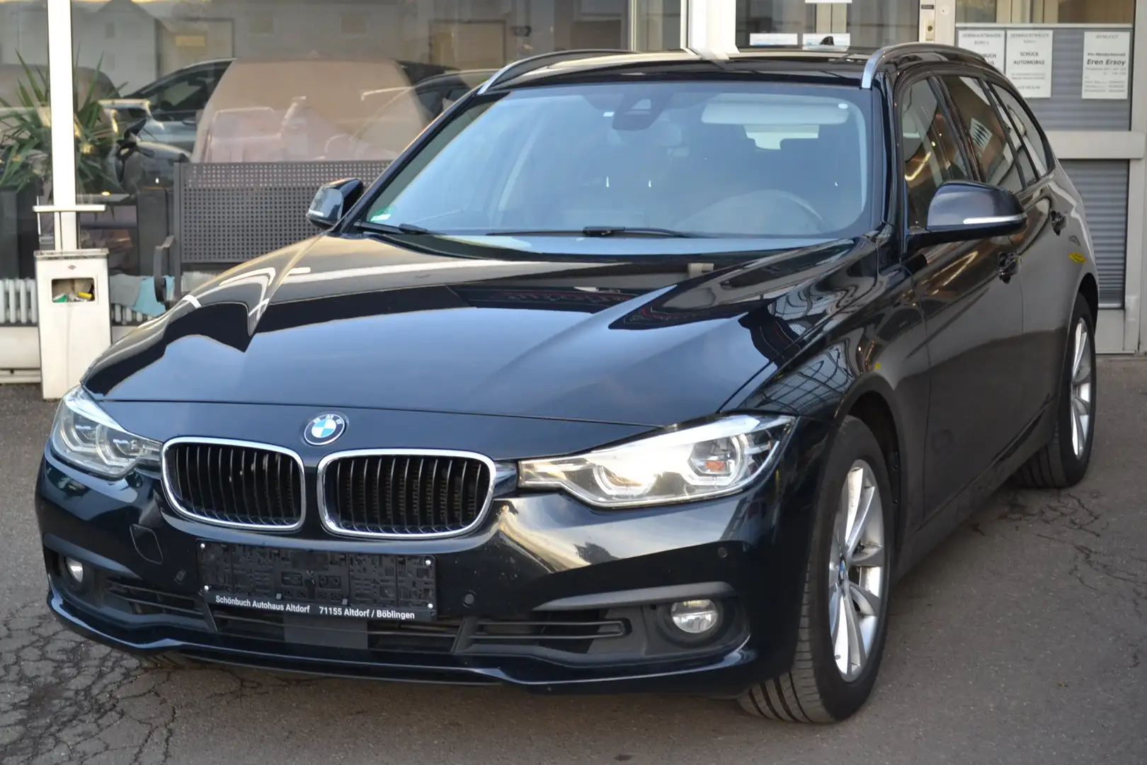 BMW 330 330d xDrive Touring Advantage Autom*LEDER*NAVI* Noir - 1