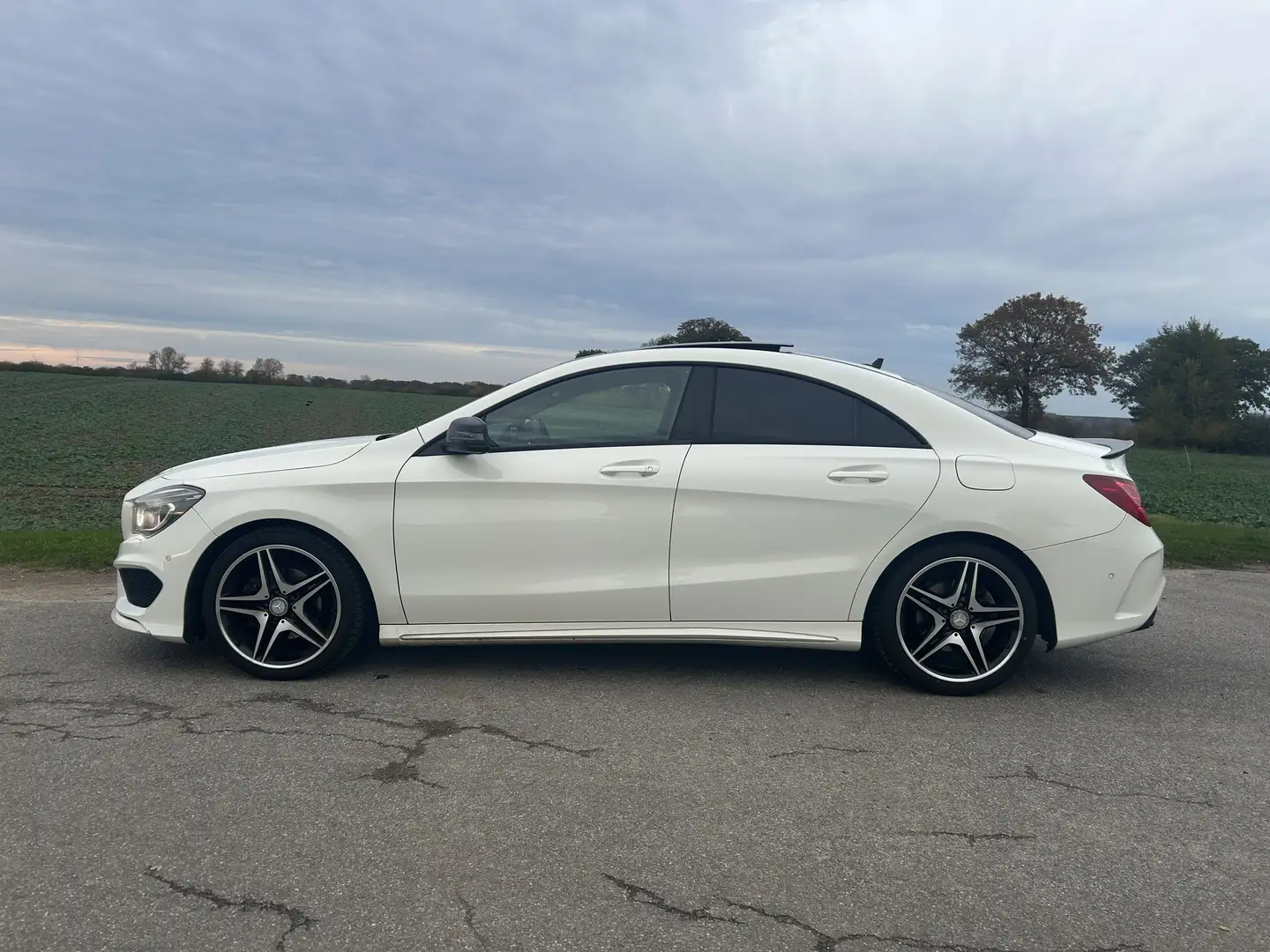 Mercedes-Benz CLA 200 AMG-Line / Night Paket / Pano / Alcantara Weiß - 2