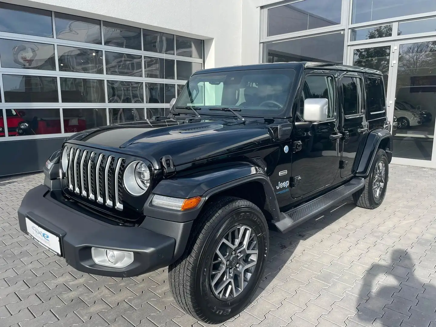 Jeep Wrangler 4xe Sahara Schwarz - 1
