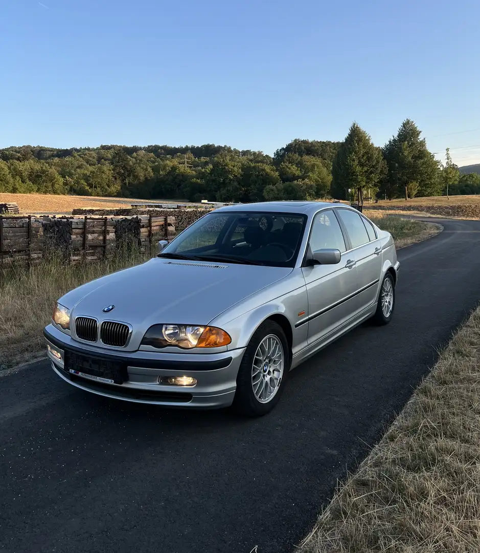 BMW 328 328i Sport-Edition Aut.Erstbesitz,46000km,Einmalig Silber - 1