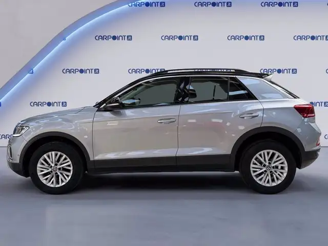 Volkswagen T-Roc view 3