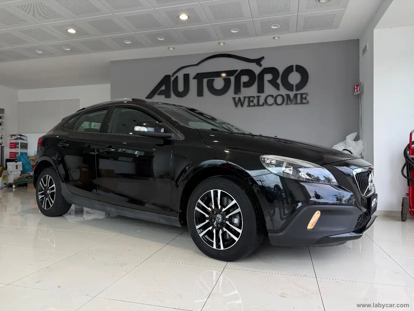 Volvo V40 Cross Country D2 Summum Schwarz - 2