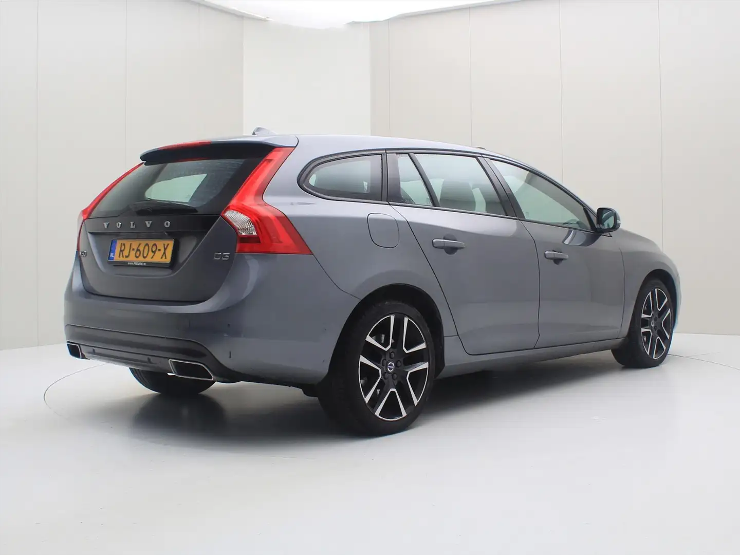 Volvo V60 D3 150pk Geartronic Polar+ Dynamic [ SCHUIFDAK+CAM Gris - 2