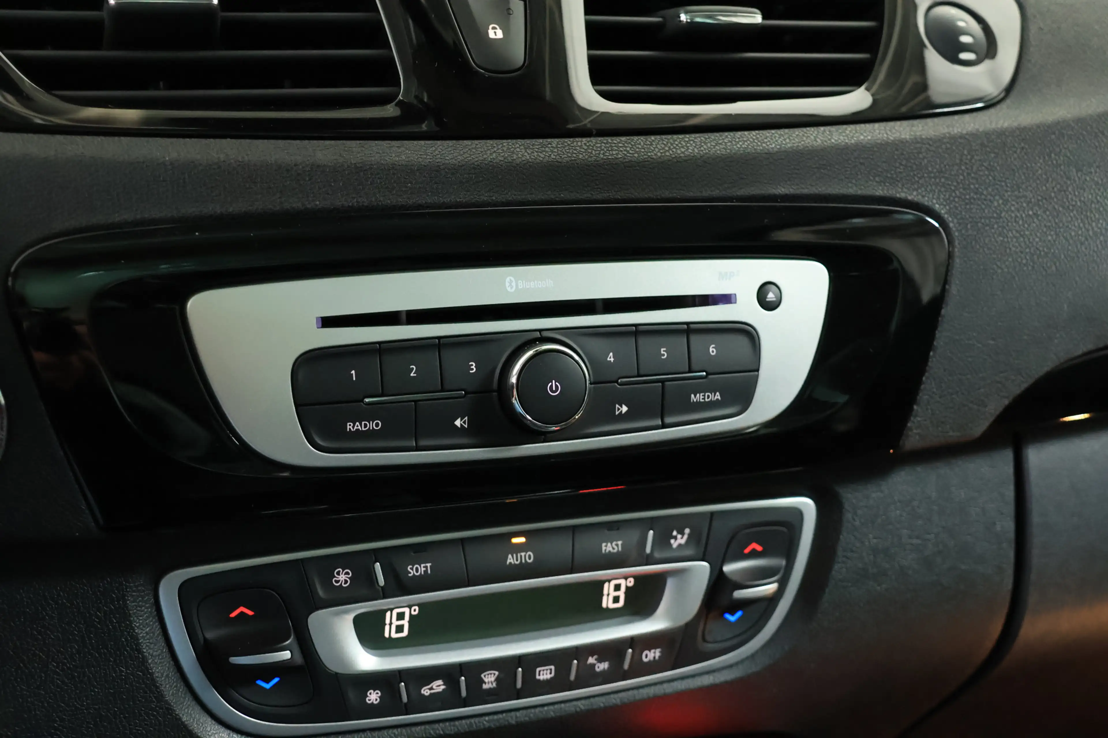 Renault Scenic 1.2 TCe Bose (Geluidsysteem) / Bi-Xenon / Navi / C — photo 17
