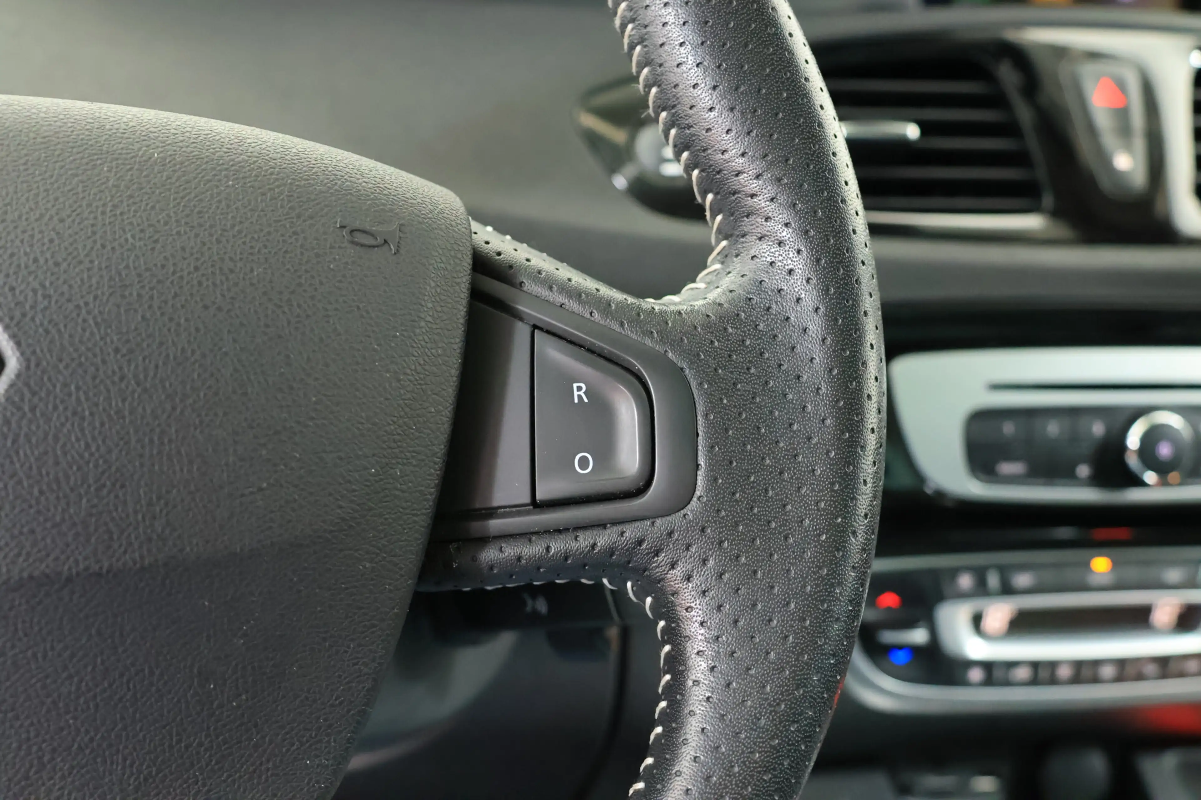 Renault Scenic 1.2 TCe Bose (Geluidsysteem) / Bi-Xenon / Navi / C — photo 26