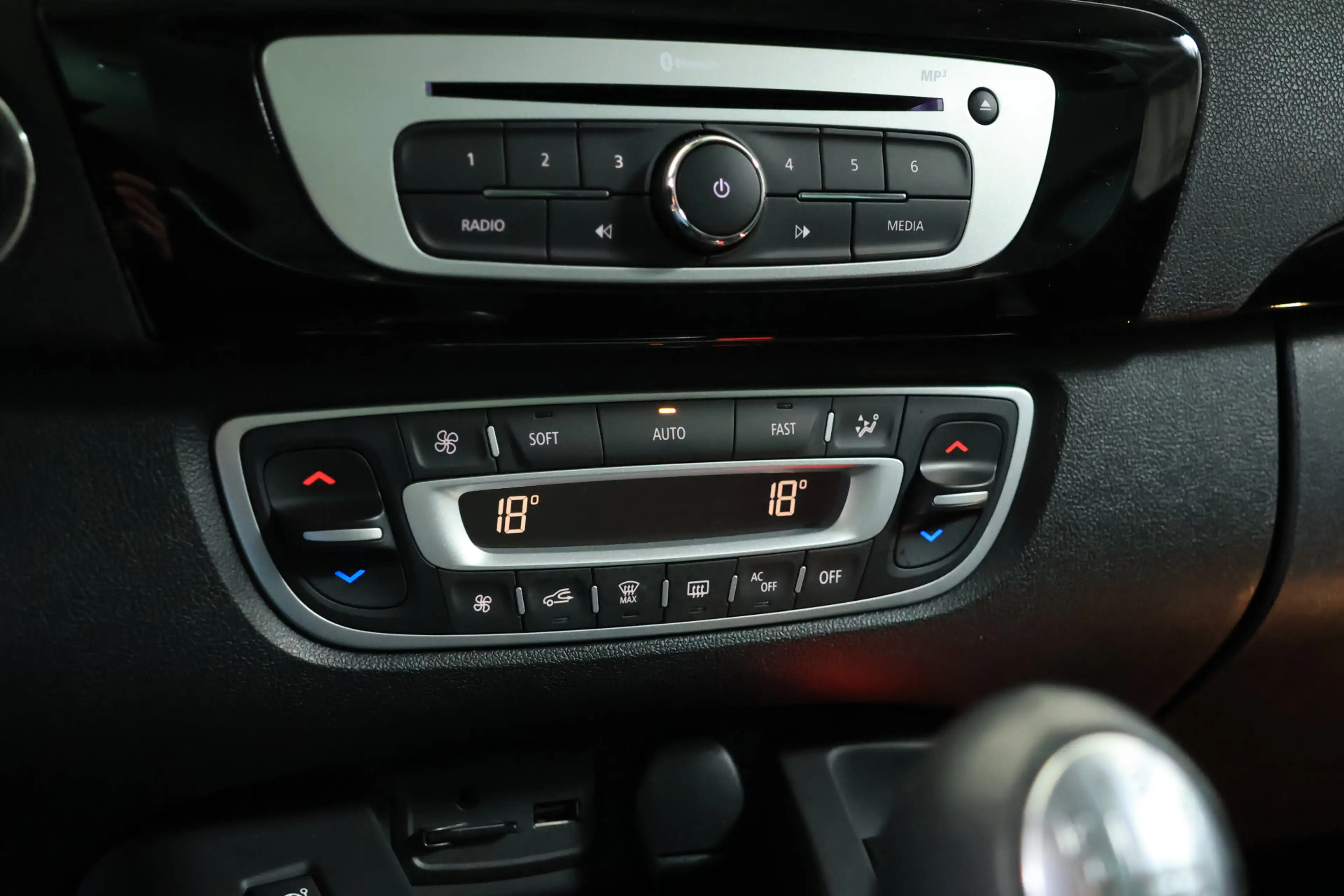 Renault Scenic 1.2 TCe Bose (Geluidsysteem) / Bi-Xenon / Navi / C — photo 18
