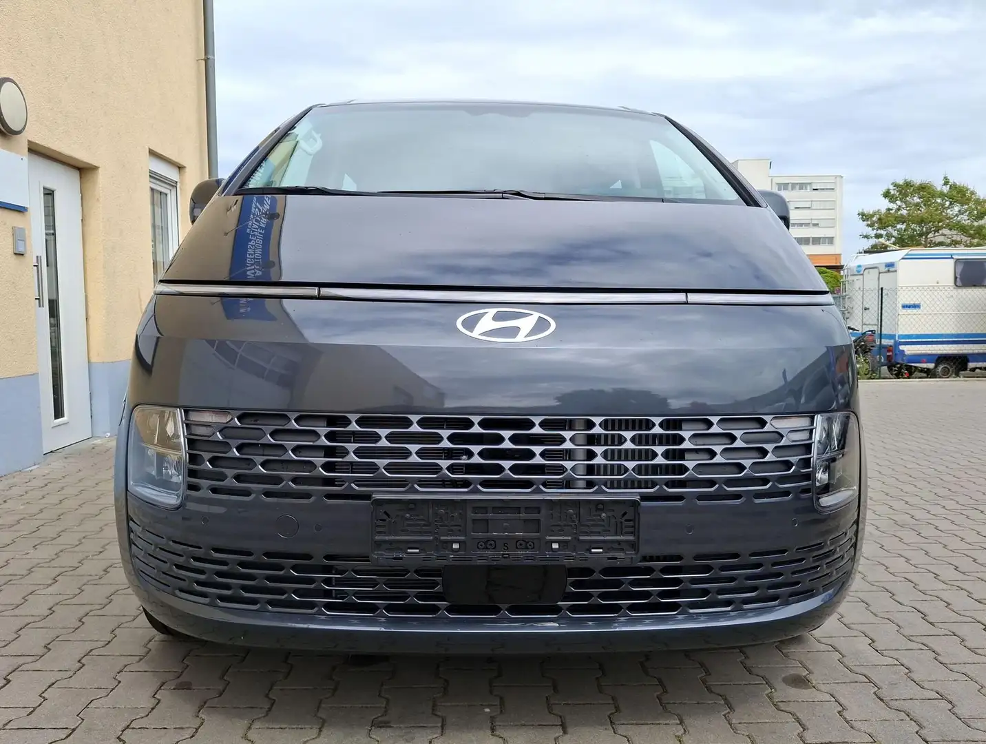 Hyundai STARIA Comfort 9 Sitzer Navi Kamera Sitzheizung LED 17... Grau - 2