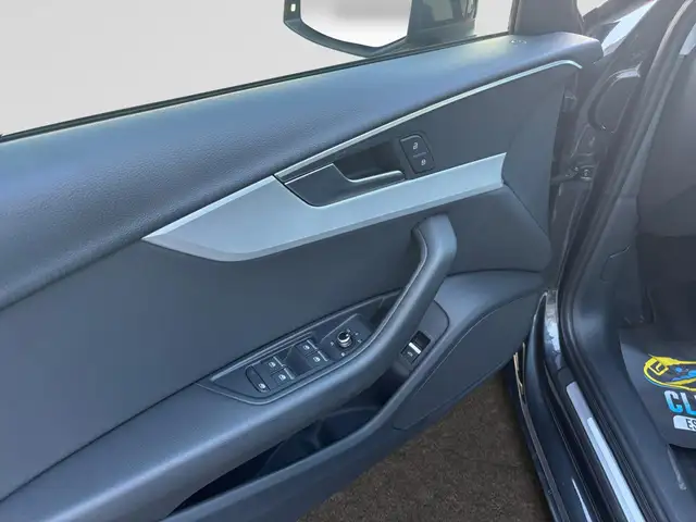 Audi A4 view 4
