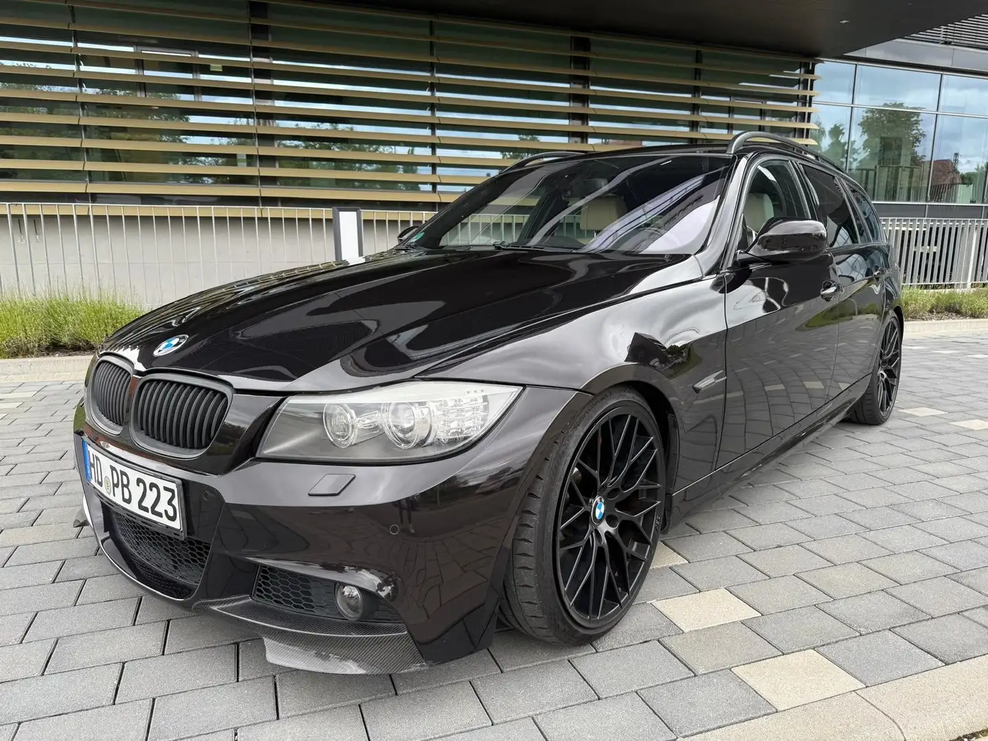 BMW 330 330i xDrive Touring Aut. Schwarz - 1