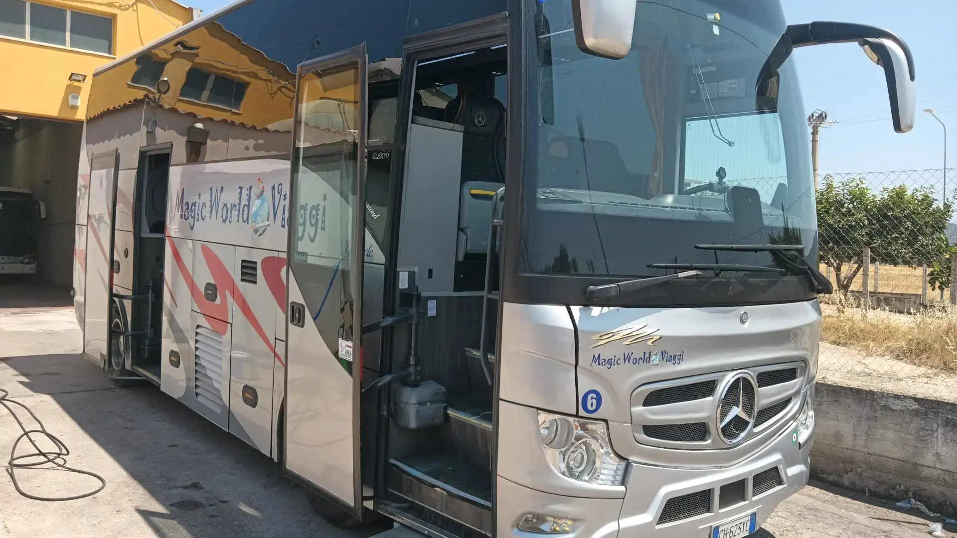 Mercedes-Benz Atego srebrna - 1