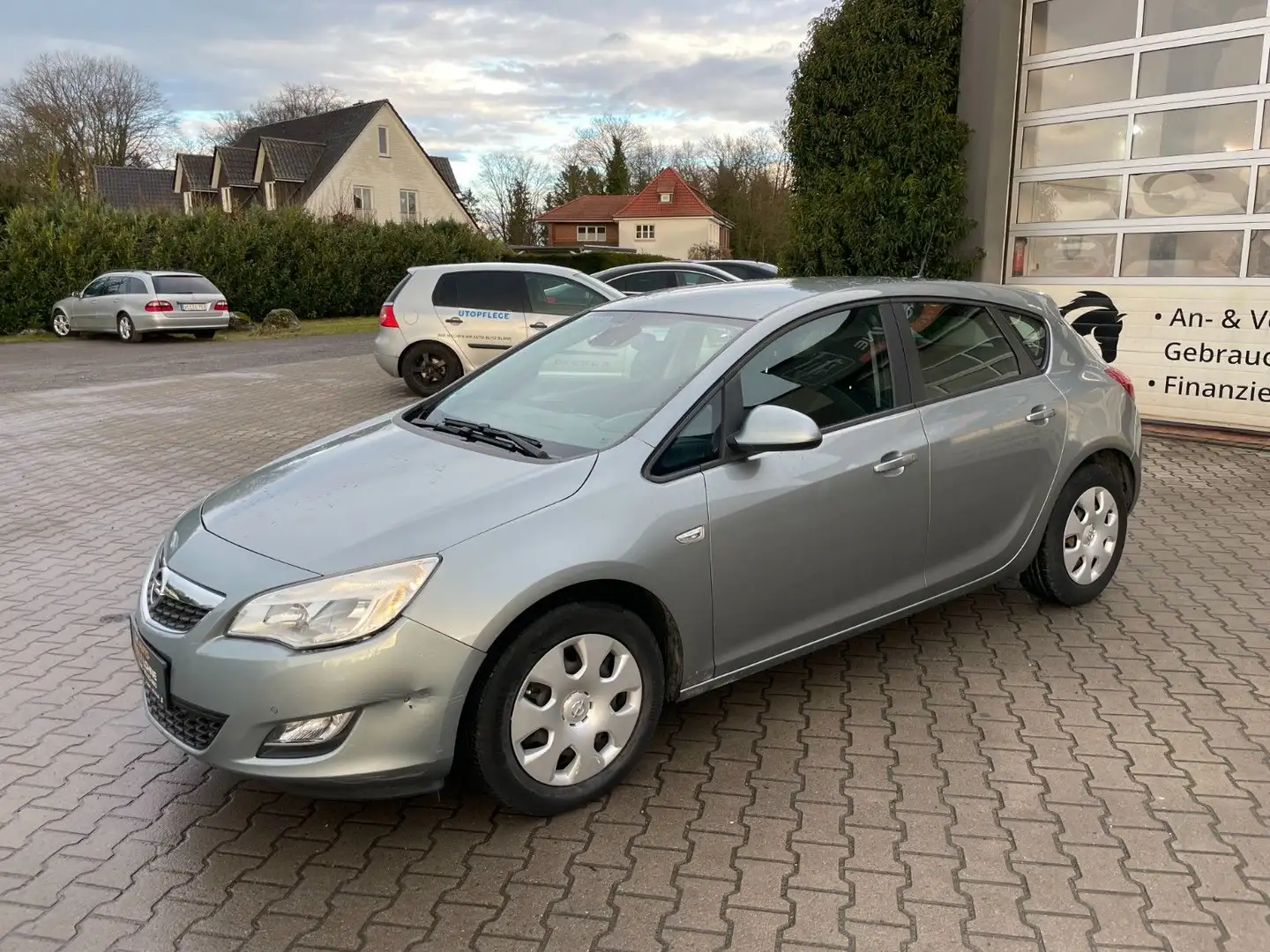 Opel Astra J Lim. 5-trg. Edition 1.6 KLIMA*1.HAND*TOP Silber - 2