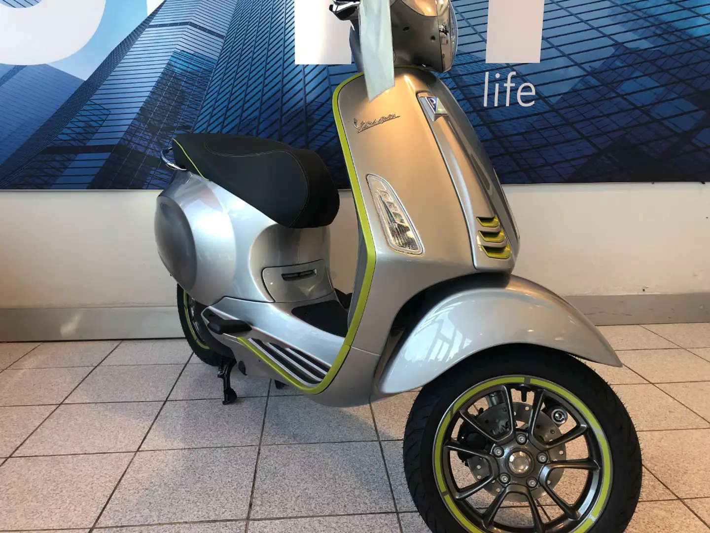 Vespa Elettrica 70 KM/H - ECOBONUS LOMBARDIA Zilver - 1